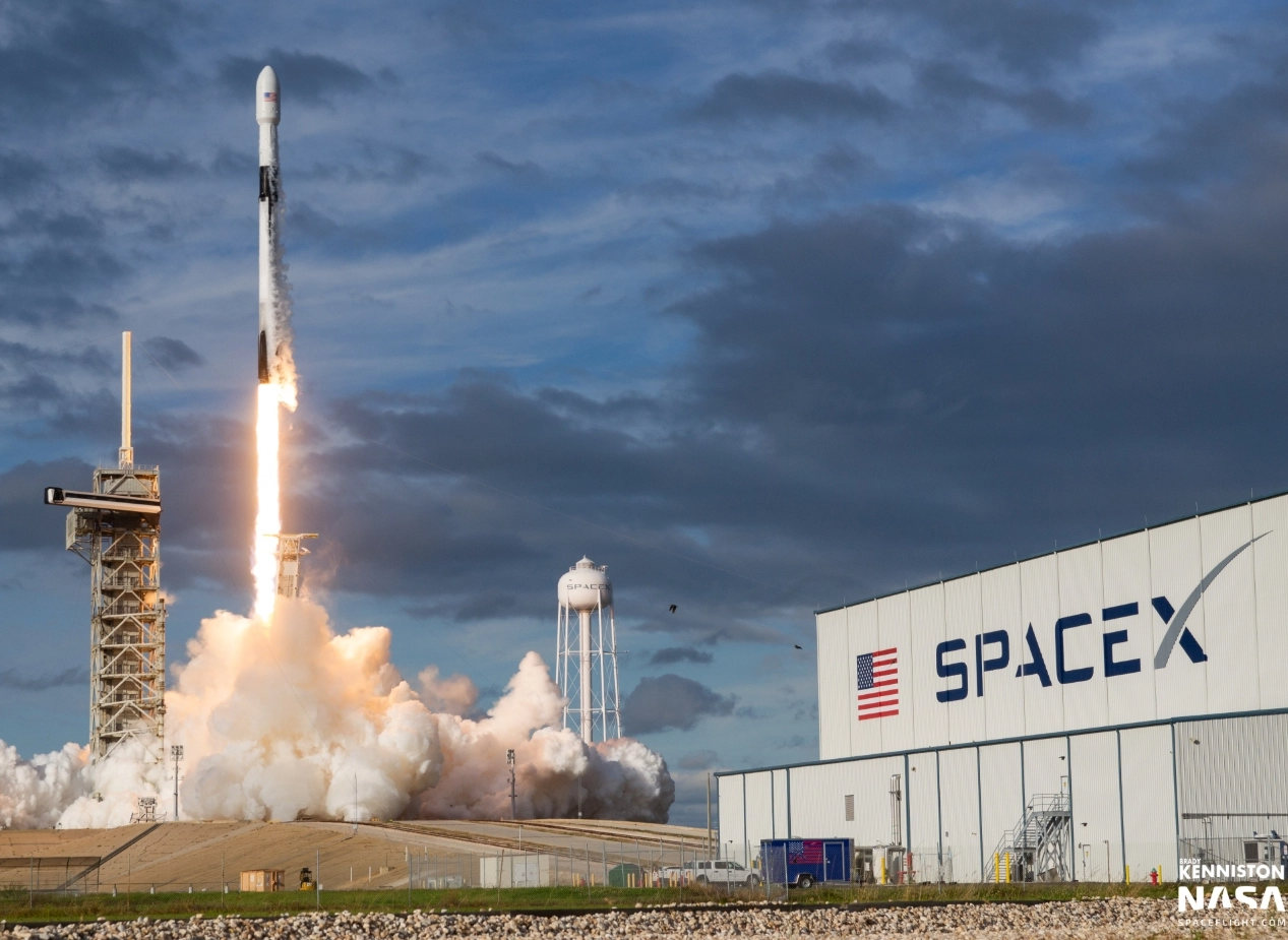 Sayyohlar bilan SpaceX kosmik kemasi ISS-ga uchirildi