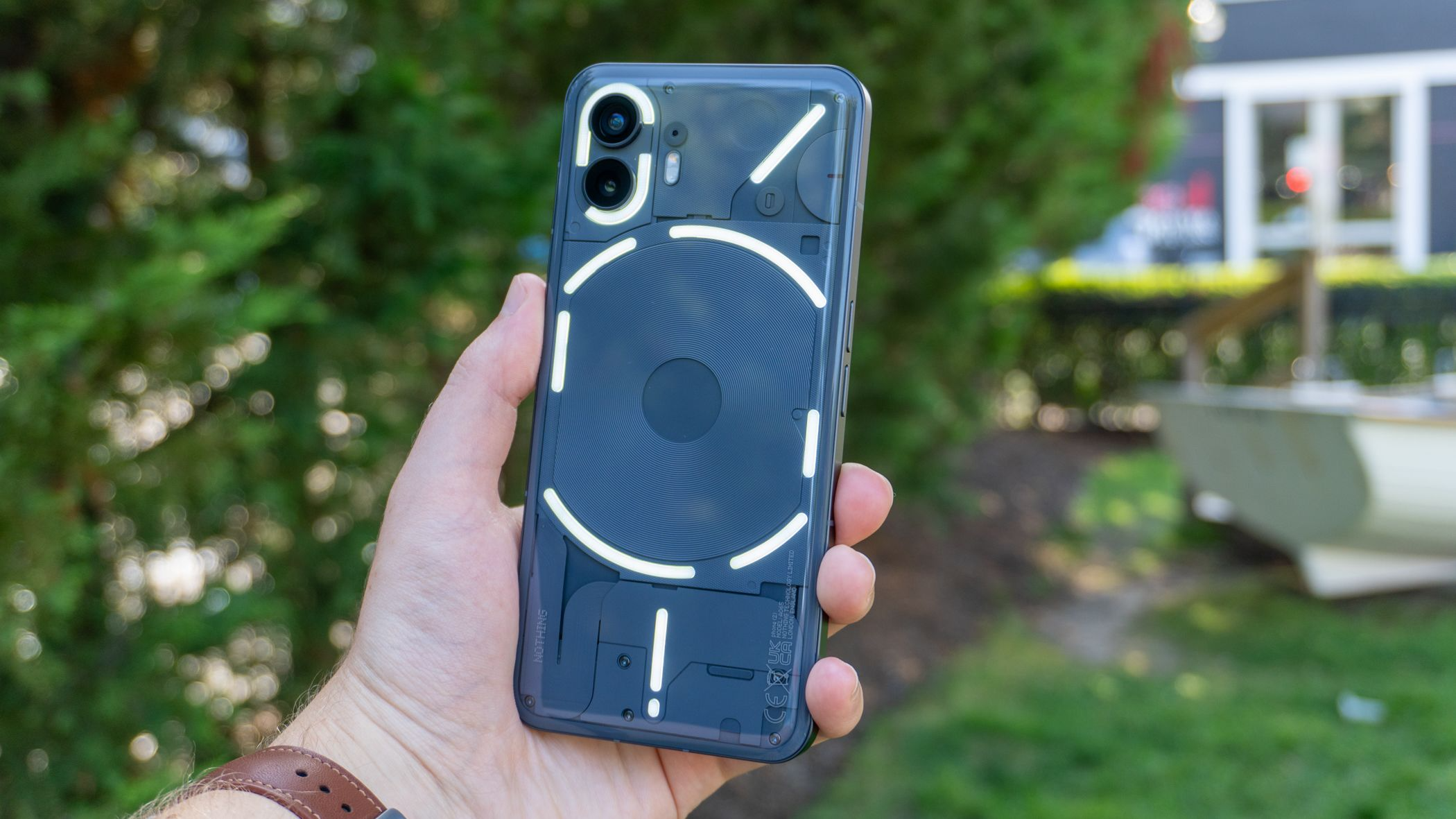 Nothing Phone (2) foydalanuvchilar yangi yangilanishdan keyin muammolar haqida xabar berishadi