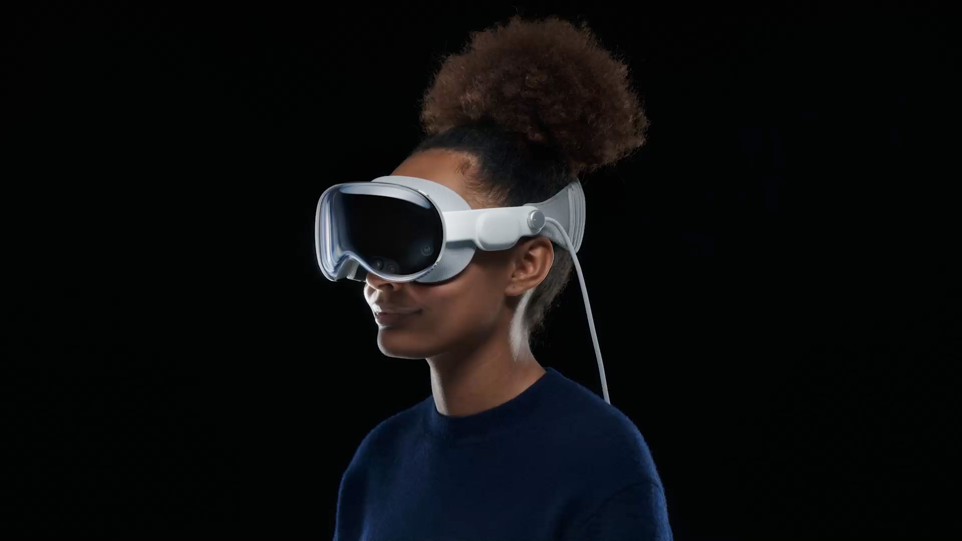 "Boy odam o'yinchoqi" - Apple Vision Pro yuqori sifatli fotosuratlarda turli tomonlardan ko'rsatildi