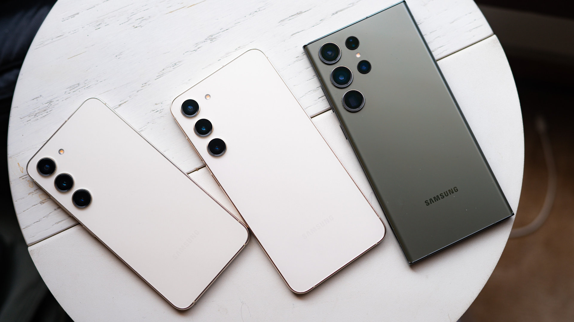 Samsung 2024 yilda Apple'dan nusxa oladimi? Galaxy S24 va S24 Plus smartfonlarining yon ramkalari tekis bo'ladi