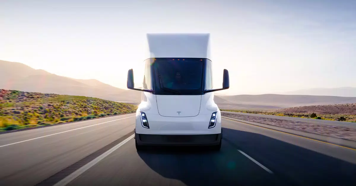 Og'irligi 36 tonnadan ortiq bo'lgan Tesla Semi yuk mashinasi zaryadsiz 800 km yo'l bosib o'tdi.