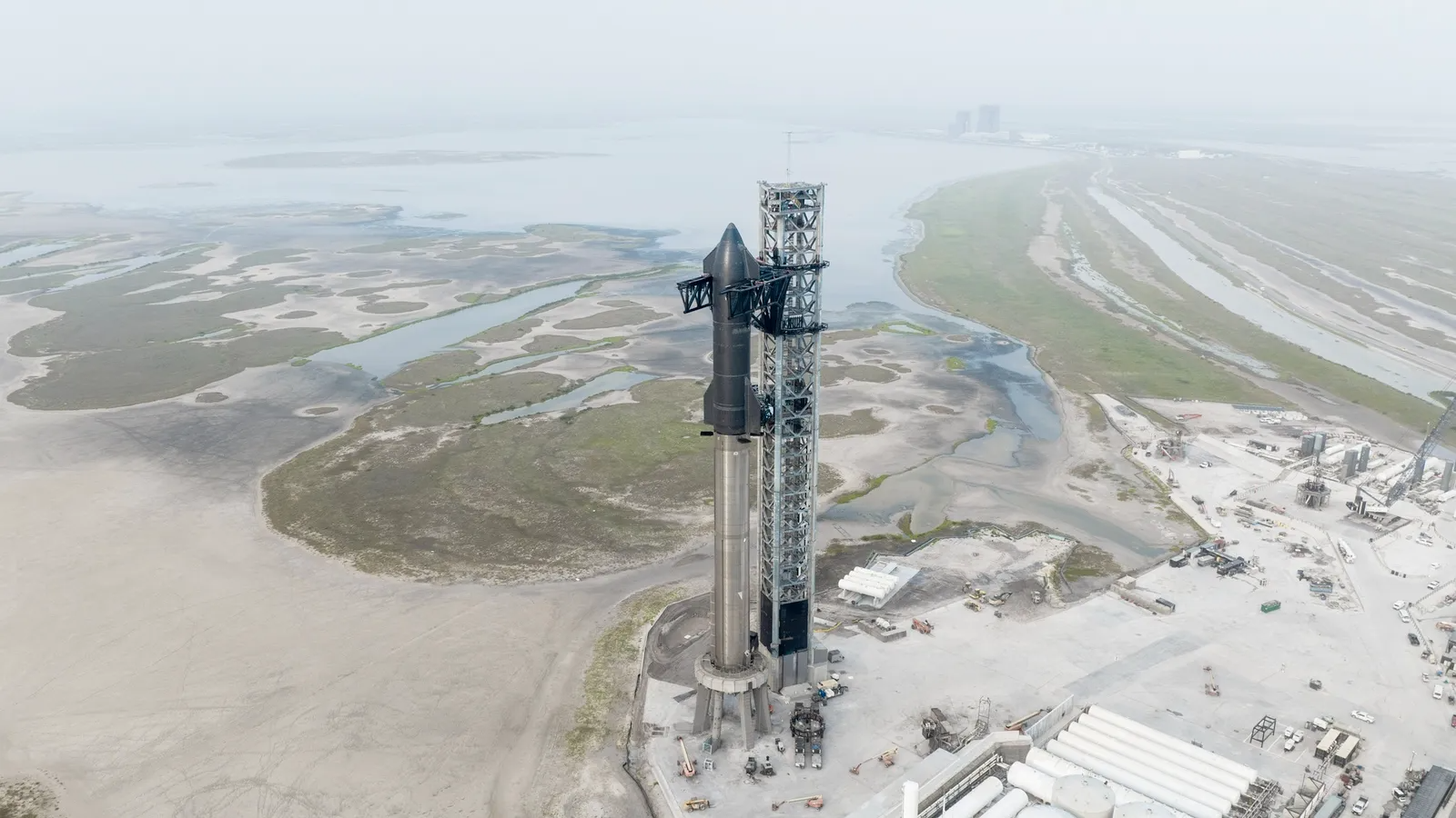 SpaceX navbatdagi uchirish Starship Super Heavy raketasini maydonchaga chiqardi. Navbatdagi Starship uchirilishi yoz oxirigacha amalga oshishi mumkin