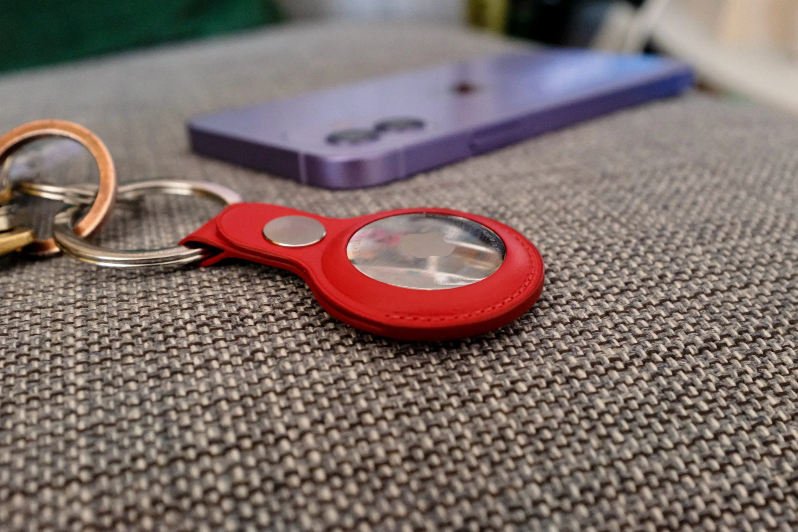 Yana Apple birinchi bo'ladi. AirTag 2 uch o'lchamli fazoda tegning joylashishini tushunishga imkon beruvchi 3D Precision Finding funksiyasini qo'llab-quvvatlaydi