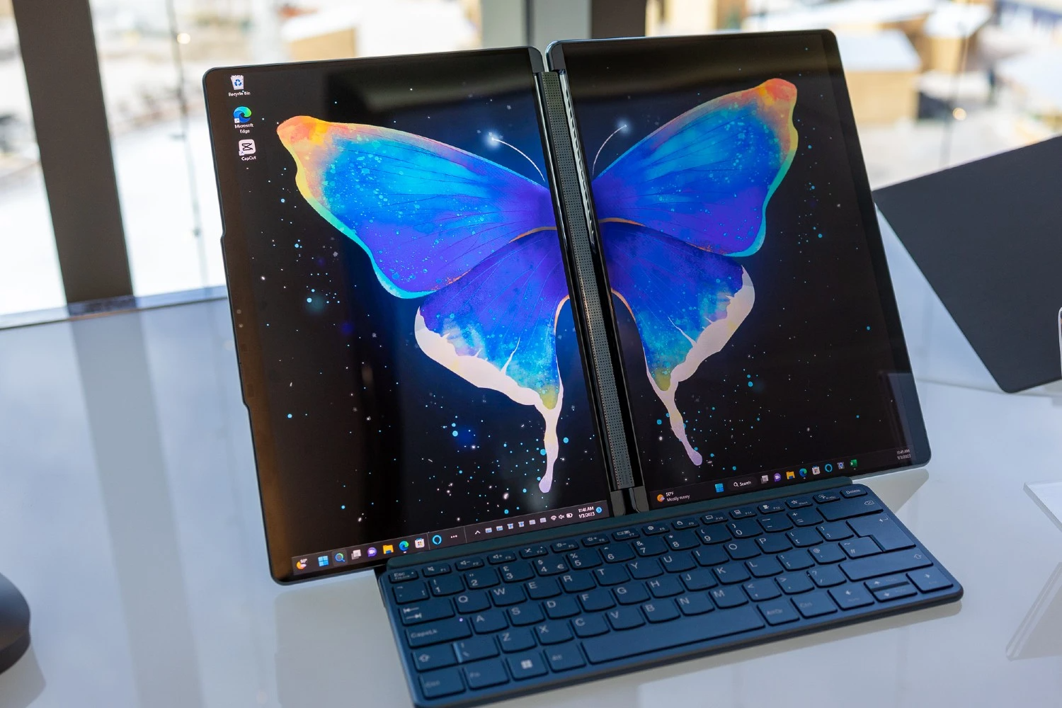Lenovo ikkita ekranli va klaviaturasiz YogaBook 9i noutbukini 2100 dollarga tayyorlamoqda