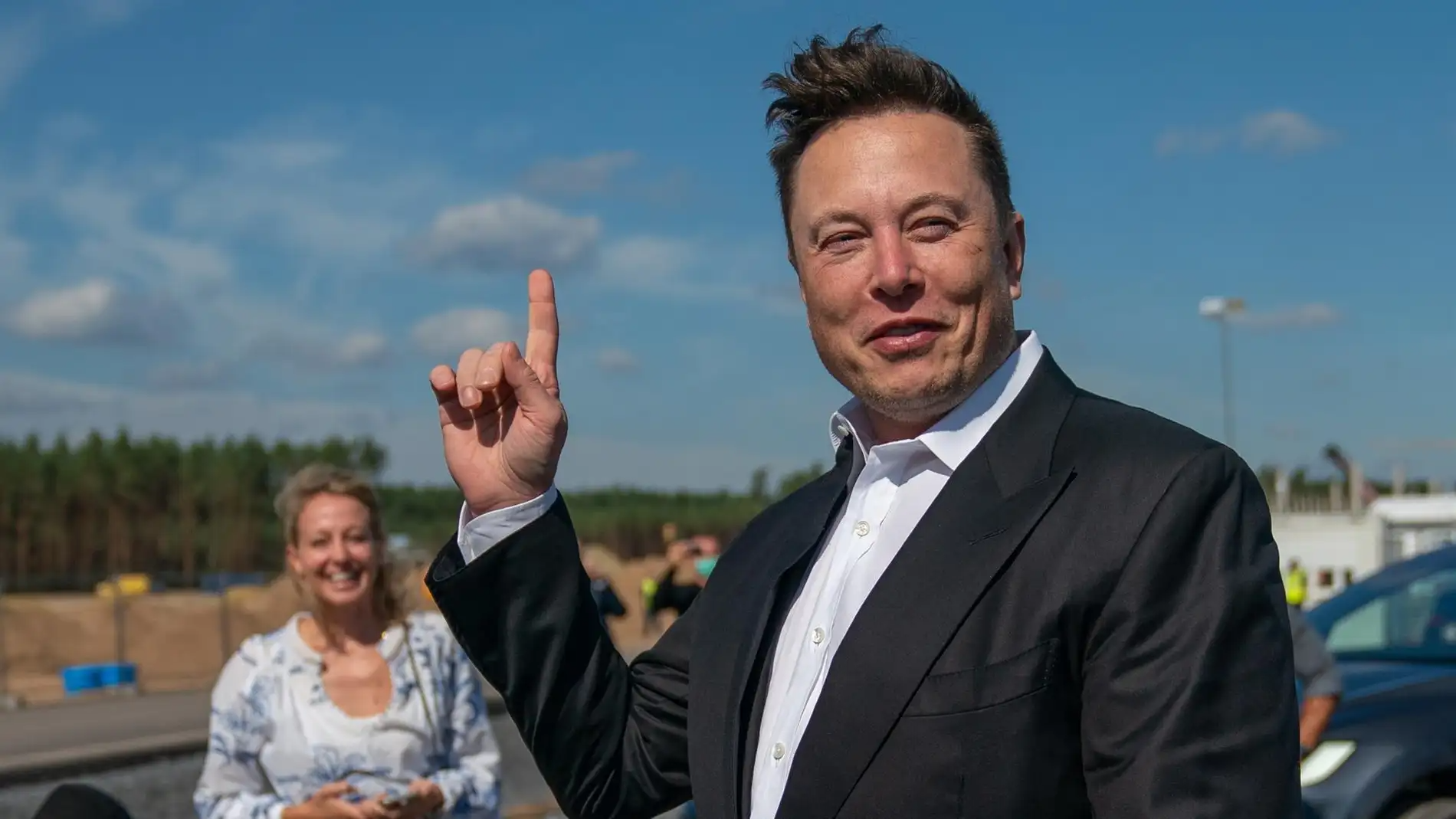 Ilon Mask qonunni buzdi va uni kameraga suratga oldi, lekin u jarimaga tortilmaydi
