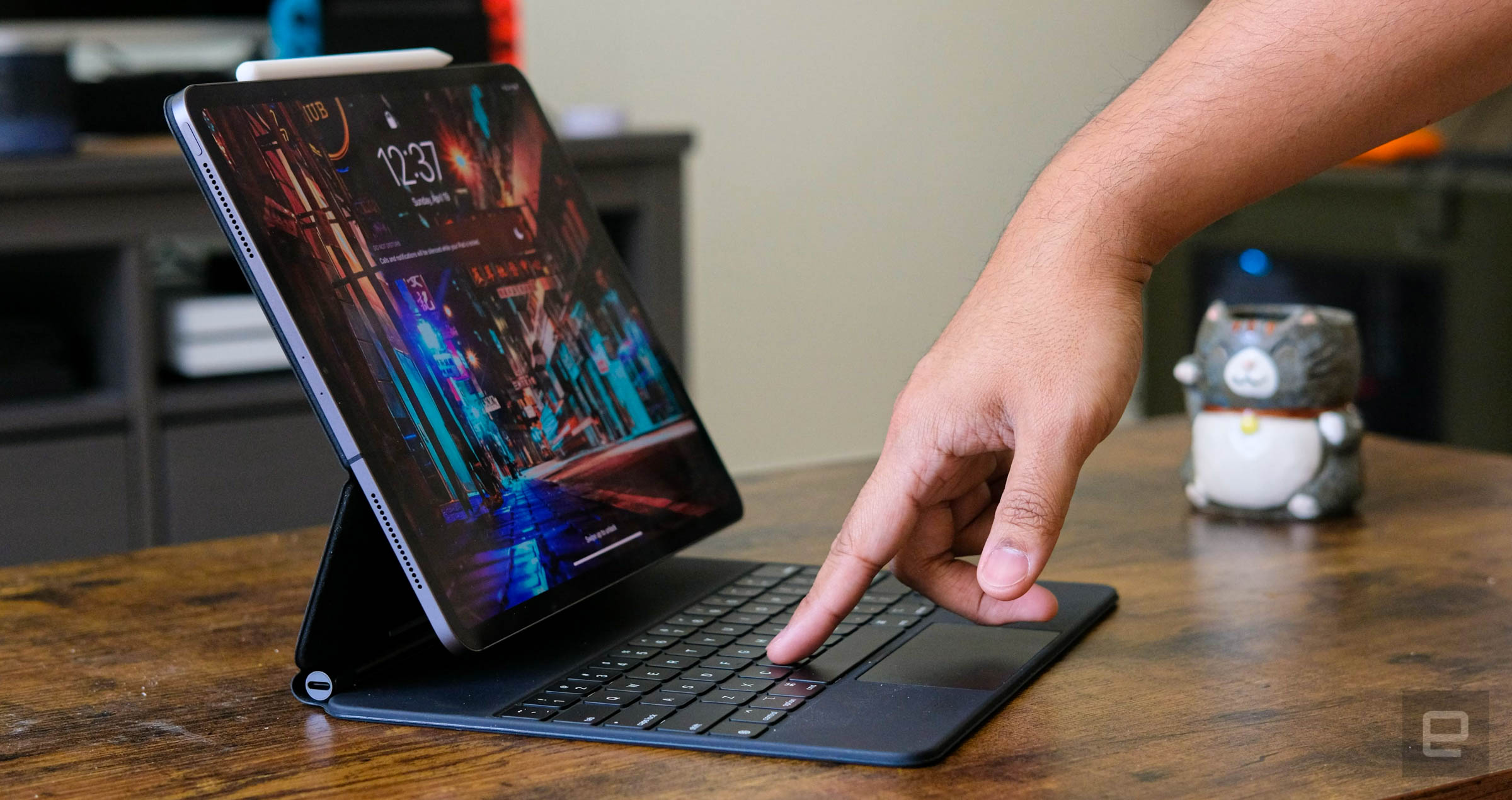Apple kompaniyasi kapalak klaviaturali noutbuklar egalariga tovon to‘laydi. 50 million dollar sud xarajatlari va jabrlanuvchilarga to‘lovlar uchun sarflanadi
