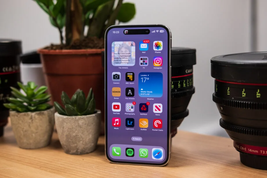 Apple iPhone-ni sekinlashtirgani uchun 2 milliard dollar jarimaga tortiladi