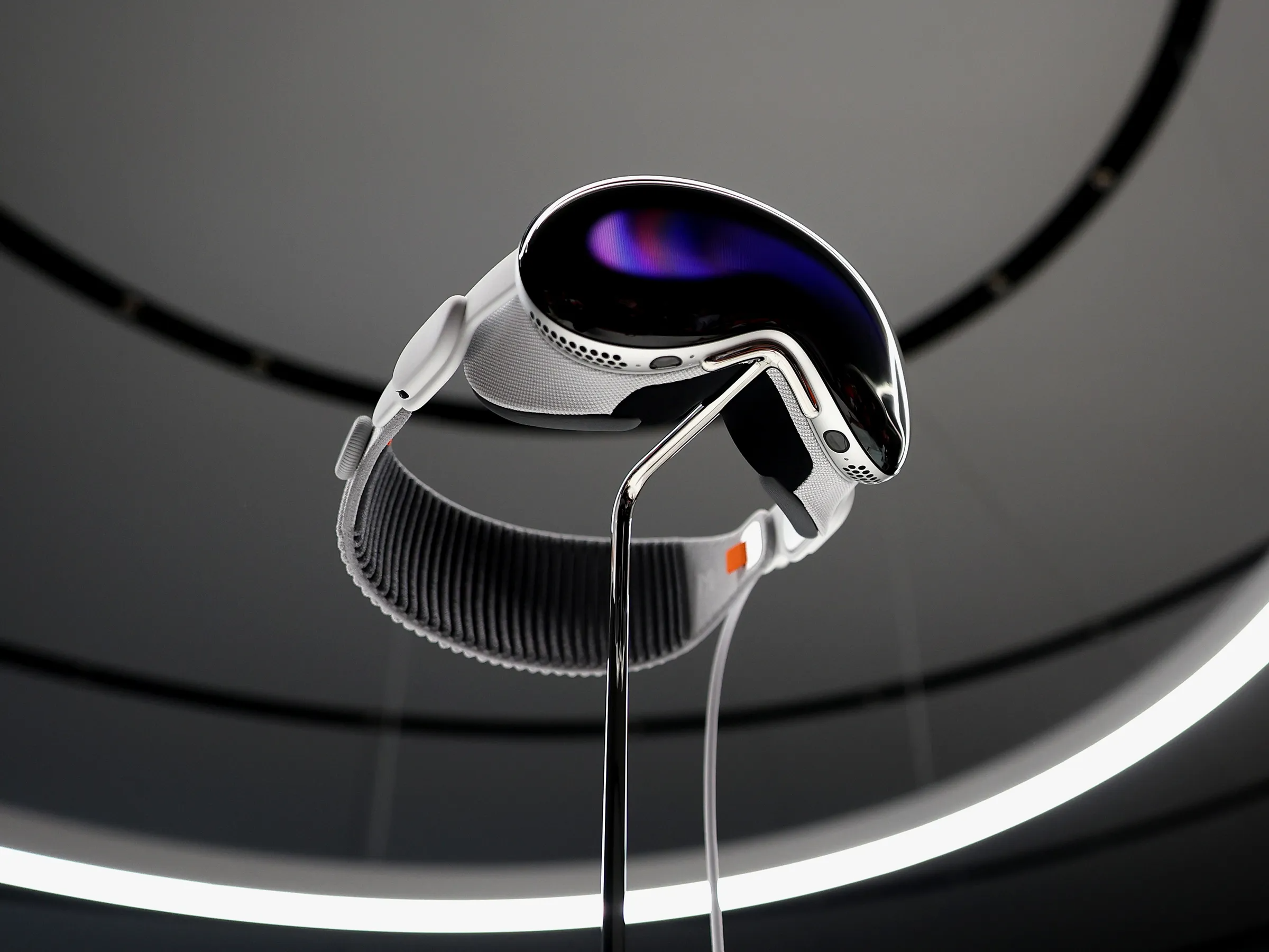 Apple Vision Pro eshitish vositasi 12 ta kamera, lidar, chuqurlik sensori va oltita mikrofonga ega
