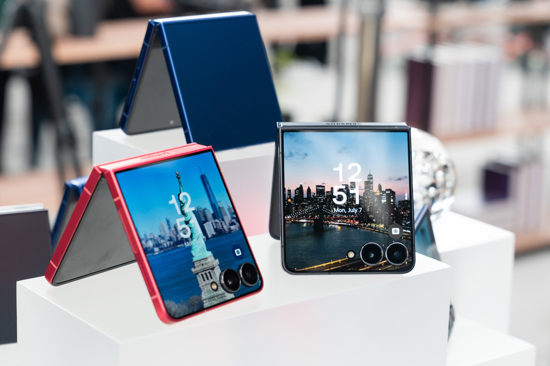 Samsung Galaxy Z Flip7 taqdim etildi - kattalashtirilgan ekranlar va akkumulyator, Exynos 2500 va qutidan One UI 8