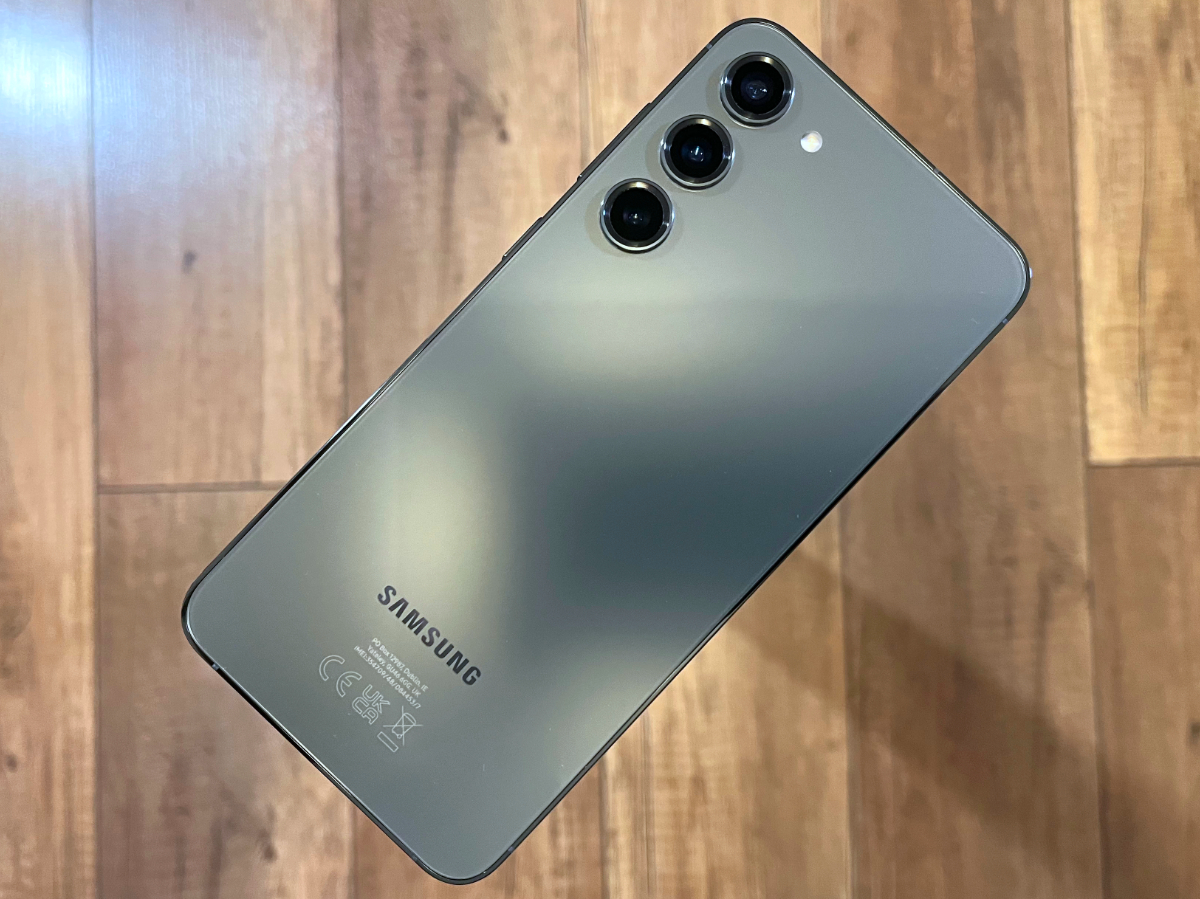 Samsung Galaxy S23+ videoni ko'rishda zaryadni yaxshi ushlab turadi, lekin musiqa ijro etilganda tezda zaryadsizlanadi