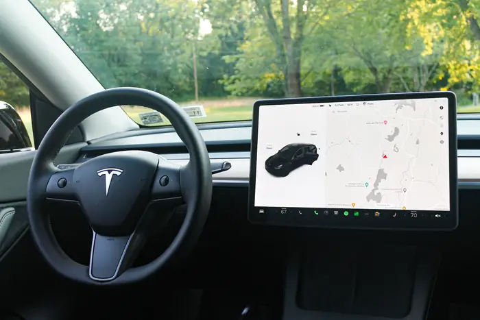 Tesla avtomobillari shu yil oxirigacha avtopilotga ega bo'ladi, ammo regulyatorlar buni hali ma'qullamayapti