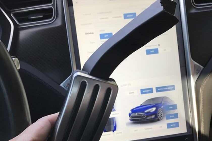 "Men buni unchalik qattiq bosdim deb o'ylamayman ..." Tesla plastik pedallari sinishni boshladi